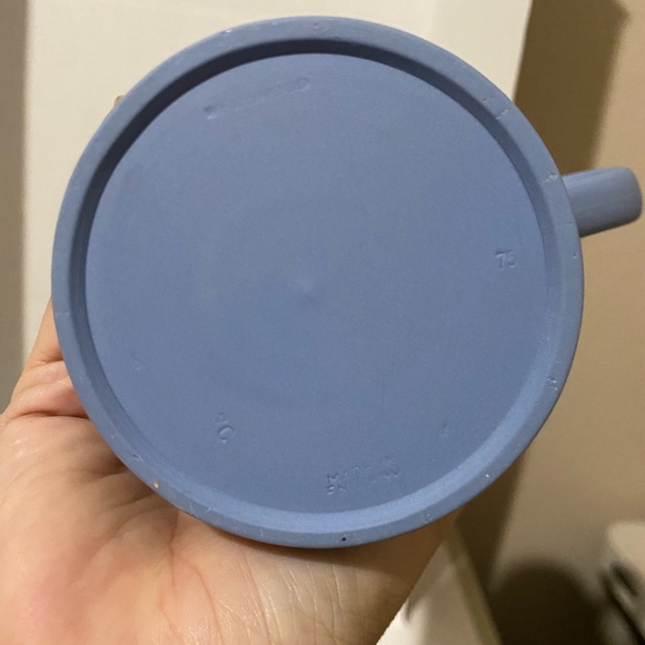 1975 Wedgwood Jasperware Christmas mug featuring the Tower Bridge in London - Picture 3 of 4